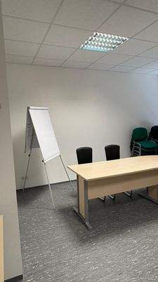 Büroraum mit Flipchart