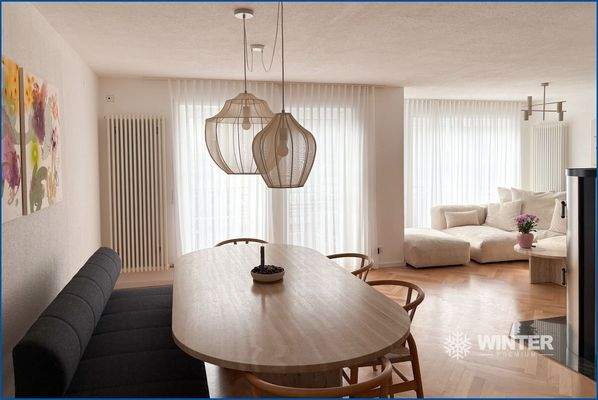 Esszimmer mit Blick ins Wohnzimmer