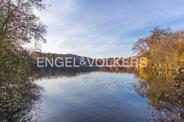 Der Schlachtensee liegt nur wenige Meter von der Wohnung entfernt