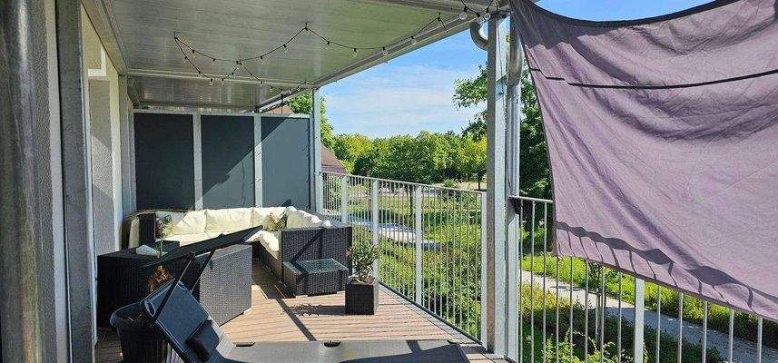 großer überdachter Balkon