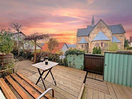 Hier lässt sich der Sonnenuntergang genießen: Terrasse mit Blick auf die Kirche