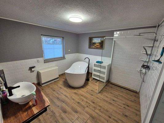 Bad mit Dusche und Wanne