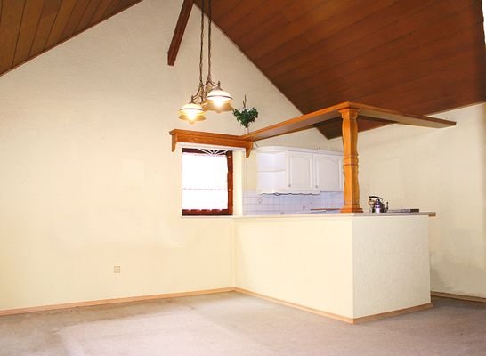 Küche mit Wohn-Essbereich und Balkon