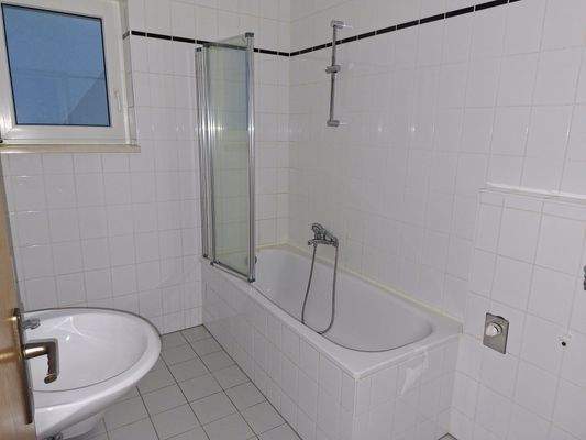 Bad  Fenster und Wanne mit Duschabtrennung