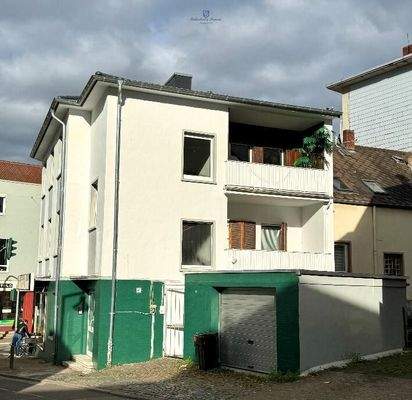 Rückseite mit Balkonen und Garage