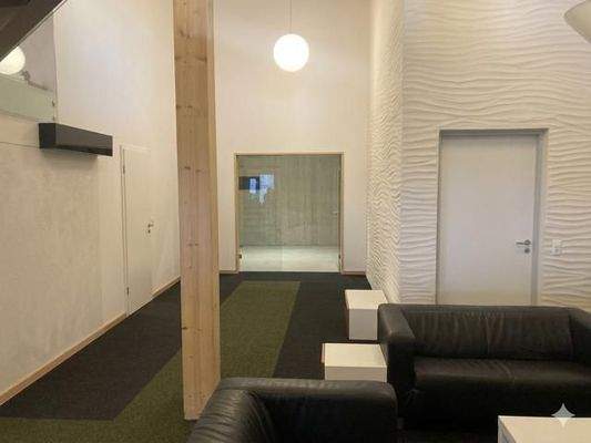 8 K640_Bild EG Richtung Toiletten und Hausflur.JPG