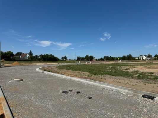 nur noch Straßendecke aufbringen