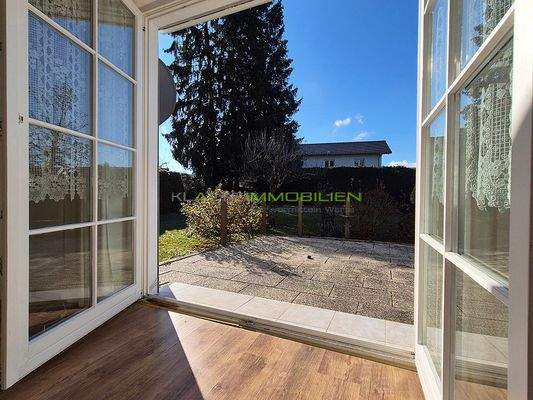 WE01 EG Wohnzimmer 10 mit Zugang Terrasse+Garten