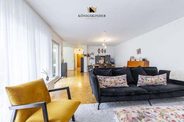 Großzügiger Wohnbereich mit Wohnlandschaft