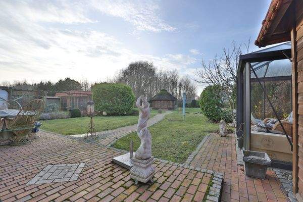 Blick von Südwestterrasse in den Garten