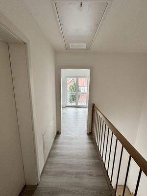 Flur DG Nr. 14 mit Zugang zum Spitzspeicher