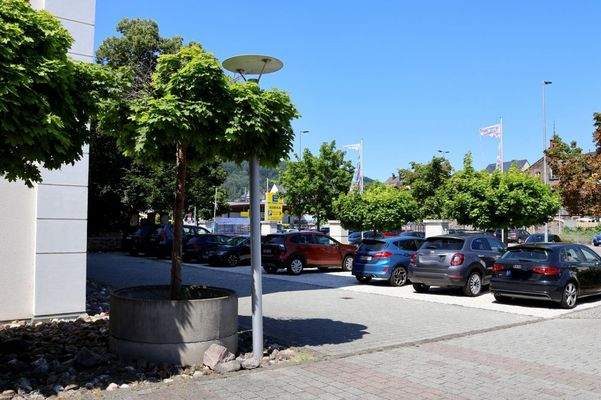 Parken vor dem Gebäude