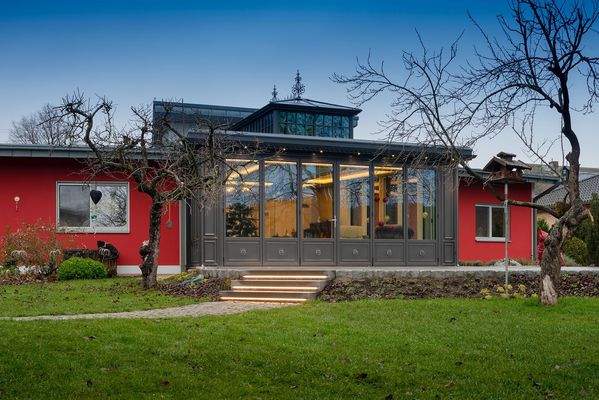 Ansicht vom Garten aus auf Terrasse und Wntergarten