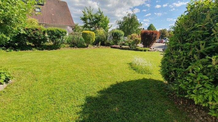 gepflegtes Gartengrundstück