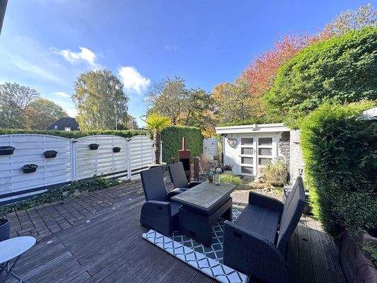 Garten mit Gartenhaus und Tisch Set