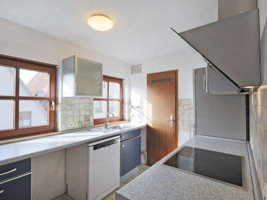 Helle, separate Küche mit Abstellkammer und viel Platz