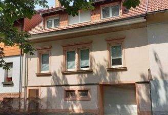 Eingang und Garage mit Zugang zum Haus