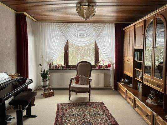 EG: Wohnzimmer mit Zugang Balkon