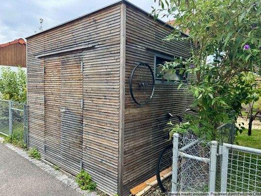 Großer Geräte- und Fahrradschuppen vor dem Haus