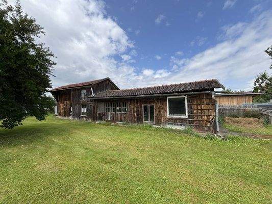 großzügiges Nebengebäude