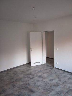 Leeres Zimmer mit Tür