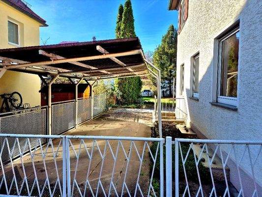 Carport neben dem Haus