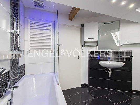 Badezimmer mit Wanne