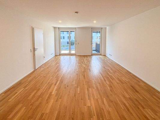 Wohnzimmer mit Balkonzugang