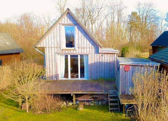 Schöner Vorgarten mit Abstellschuppen