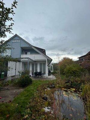 Hausansicht Gartenseite / Teich