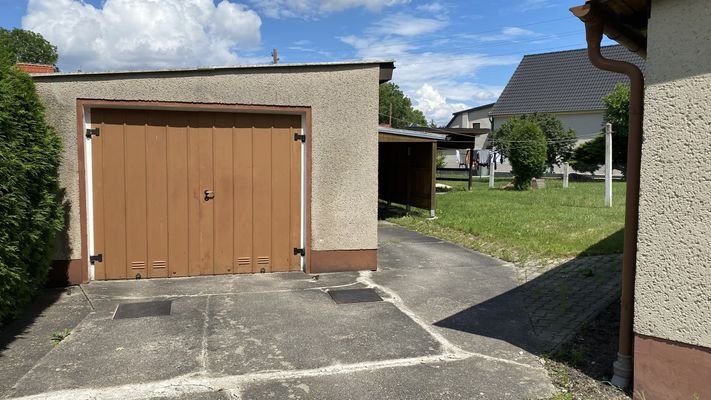 Einfahrt mit Garage