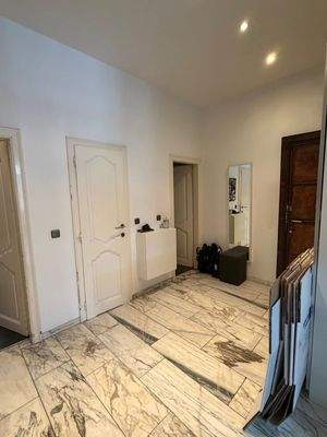 Großzügige Hausdiele mit Marmorboden.