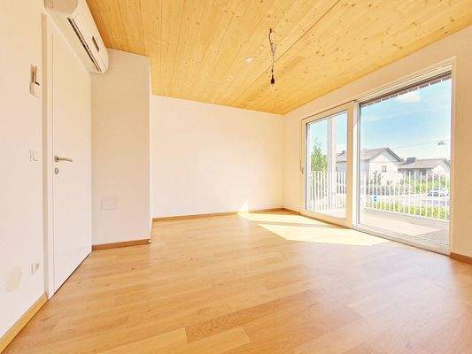 1.OG:  Schlafzimmer 1 mit Balkon