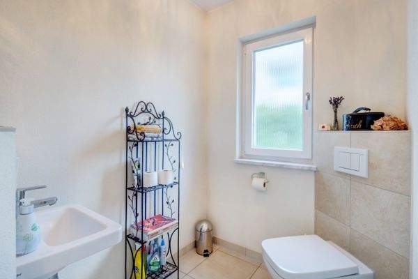 Gäste-WC im Erdgeschoss mit Fenster