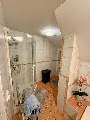 Bad mit Dusche und Badewanne