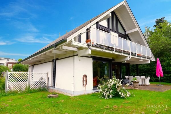 Rückseite Haus mit Terrasse