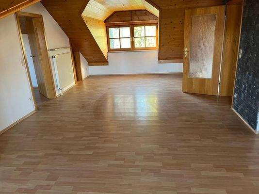 Großzügiges helles Wohnzimmer