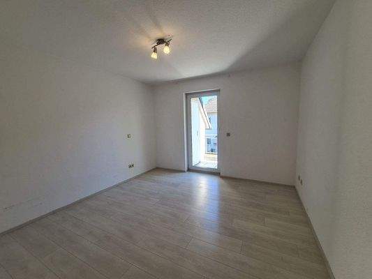 Schlafzimmer mit Zugang zum Balkon