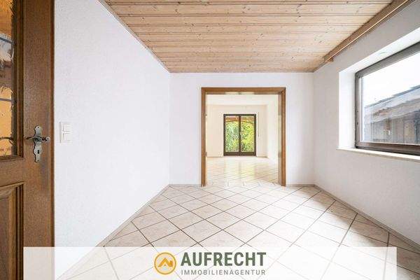 Essbereich mit Blick in den Wohnbereich 