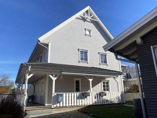 Vorderansicht mit überdachtem Eingangsbereich