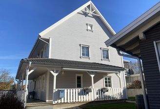 Vorderansicht mit überdachtem Eingangsbereich