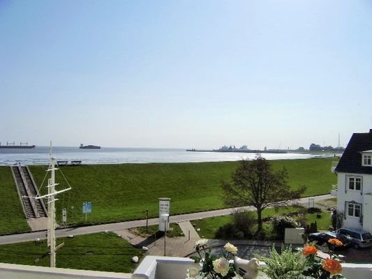 Sicht vom Wohnzimmer und Balkon.jpg