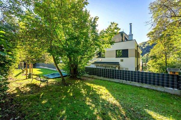 Garten mit Kinderspielplatz