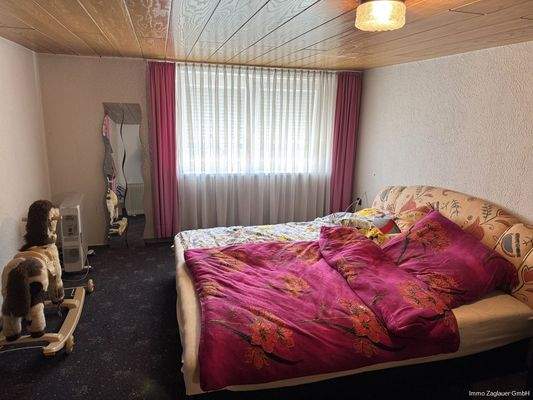 Helle Obergeschosszimmer mit viel Potenzial