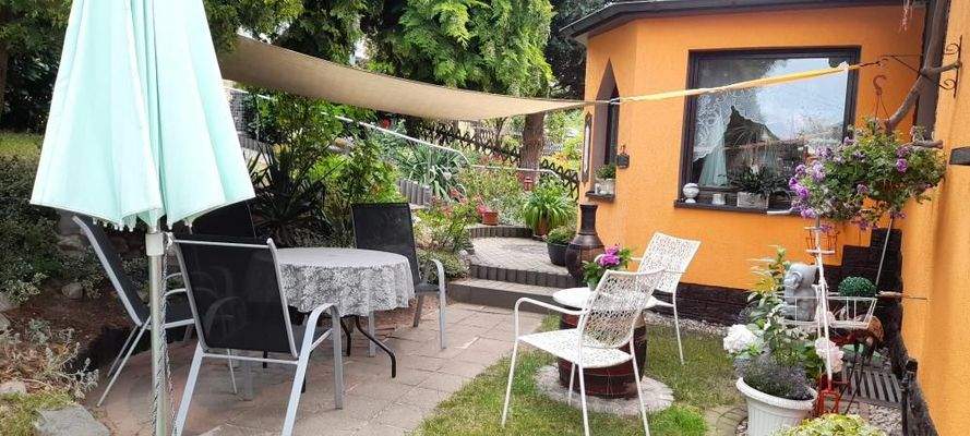 Sitzecke im vorderen Bereich des Grundtsückes