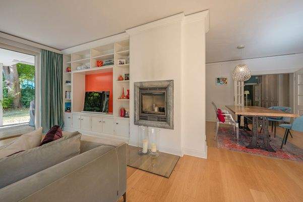 Gemütlicher Wohnbereich mit Kamin