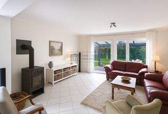 Mit der Familie vor dem Kamin entspannen