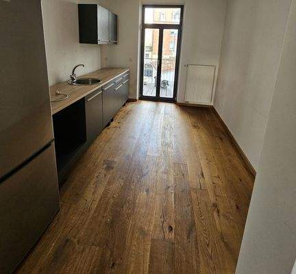 Küche mit Ausgang zum Balkon 