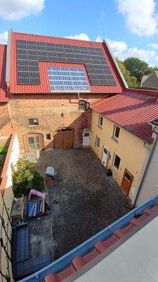 Scheune mit Photovoltaikanlage und Nebengebäude Hofansicht