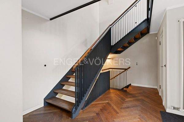 Stahlwangentreppe über alle Etagen mit Eichenstufen